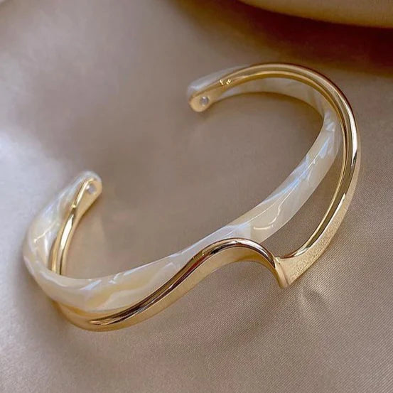 Charming Gold Bracelet for Any Occasion