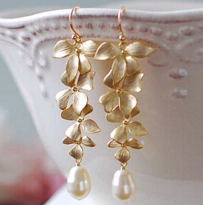 Classic Gold Earring with Timeless Appeal