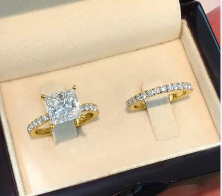 Beautiful Gold Set with Unique Style