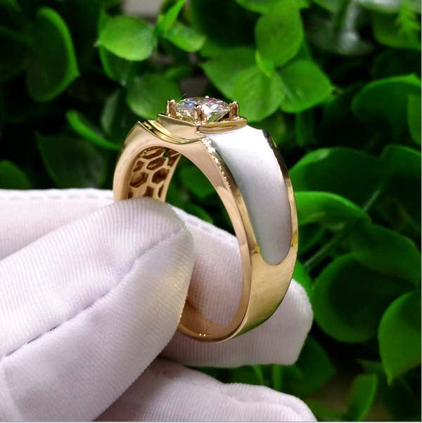 Classic Gold Ring with Timeless Appeal