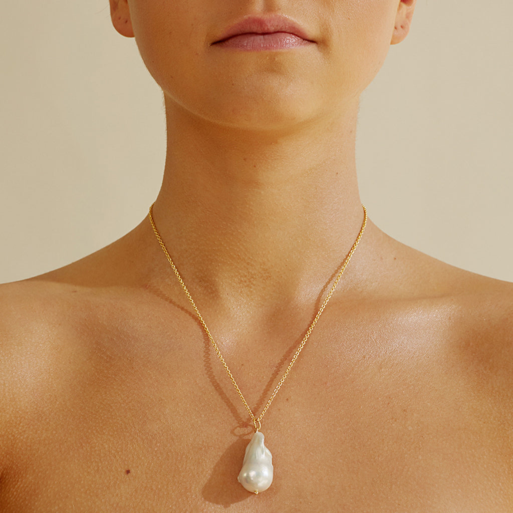 Beautiful Pearl Necklace with Unique Style