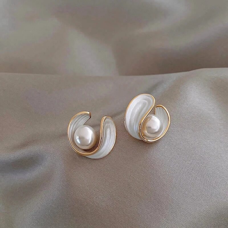 Romantic Gold Earring for Special Moments