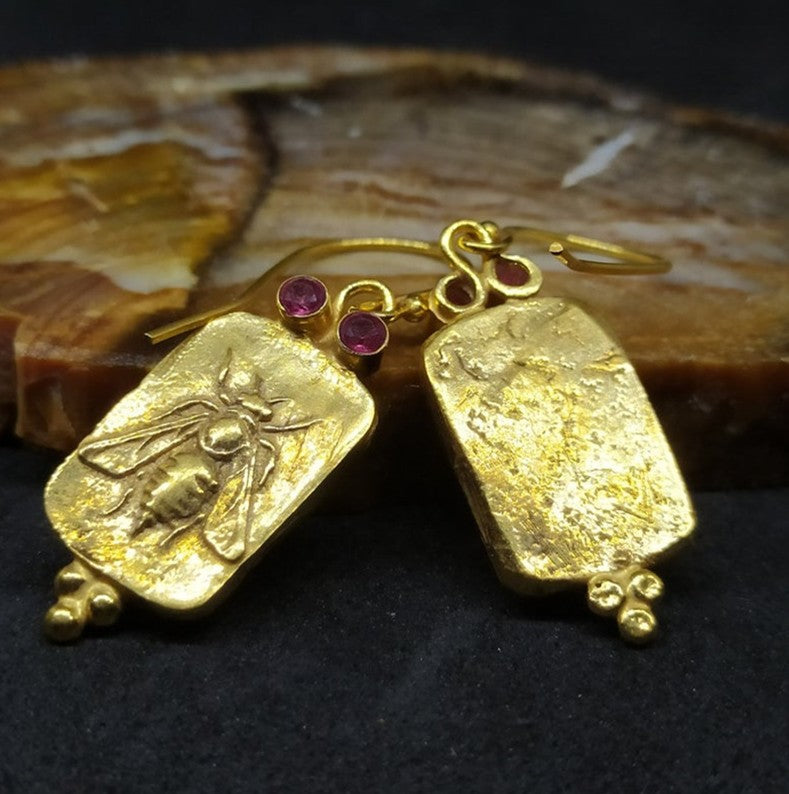 Charming Gold Earring for Any Occasion
