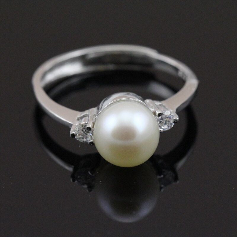 A Beautiful Pearl Ring with Unique Style