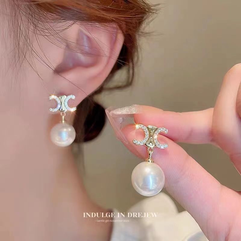 Beautiful Pearl Earring with Unique Style