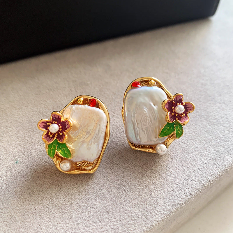 A Beautiful Pearl Earring with Unique Style