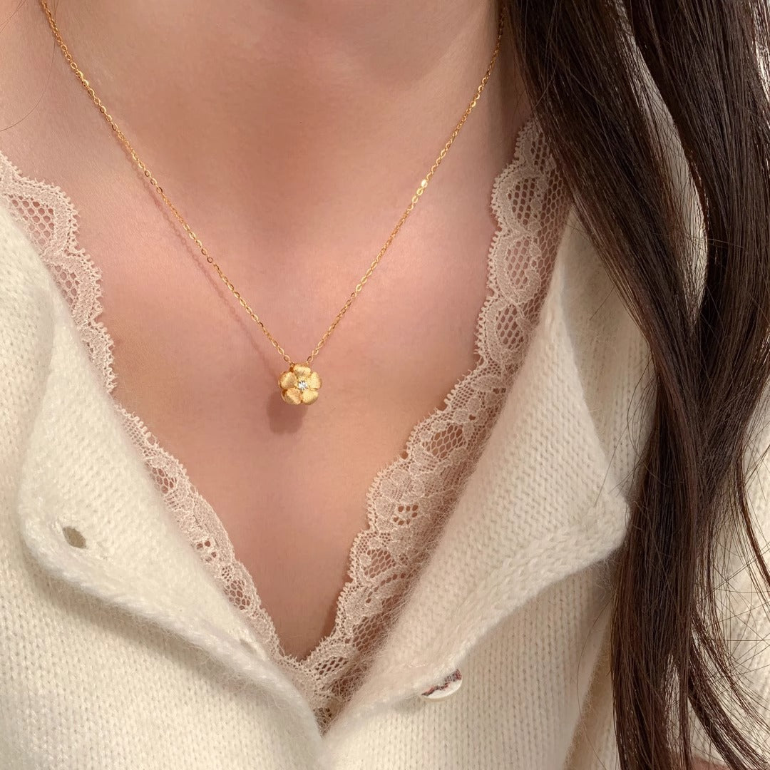 Beautiful Gold Necklace with Unique Style