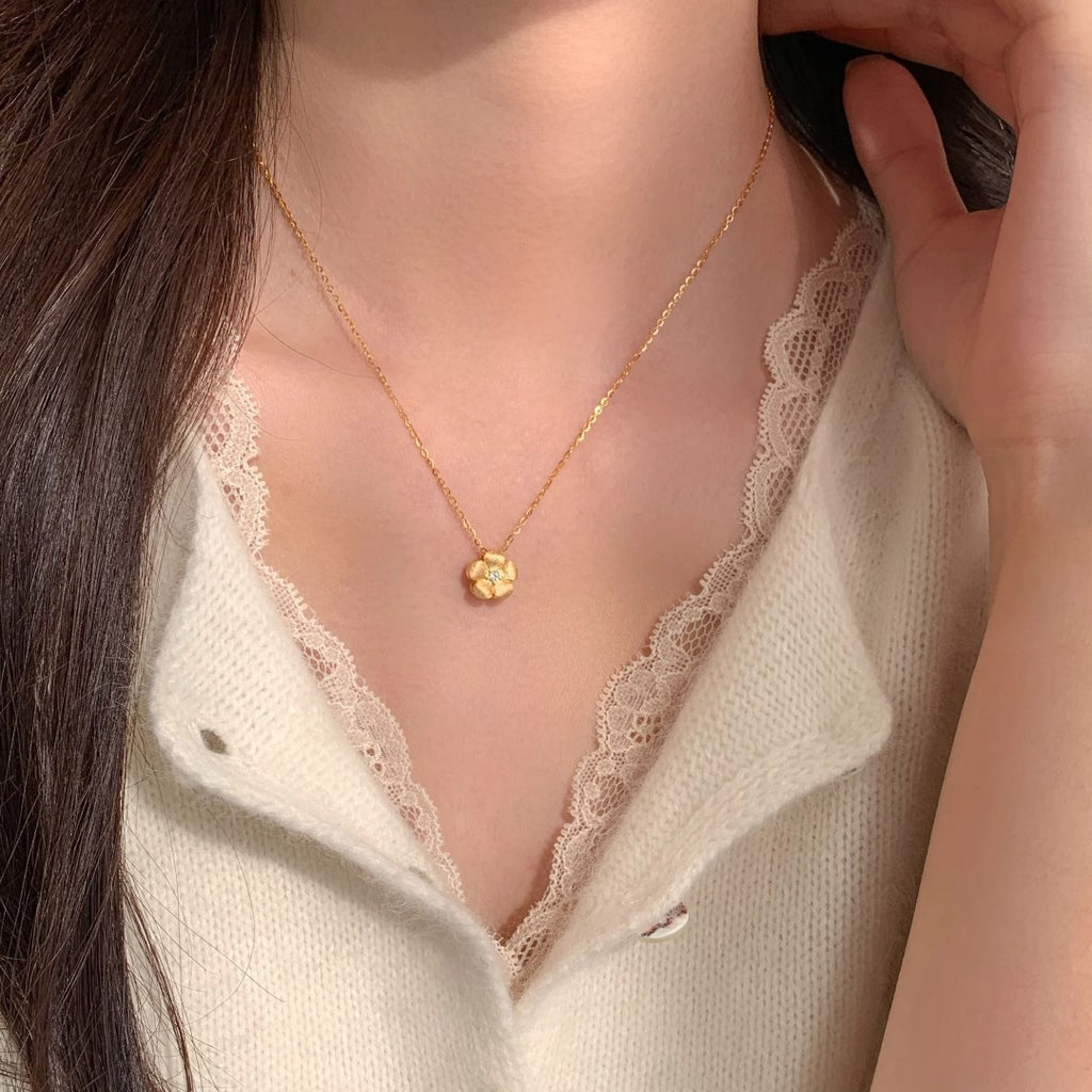 Beautiful Gold Necklace with Unique Style