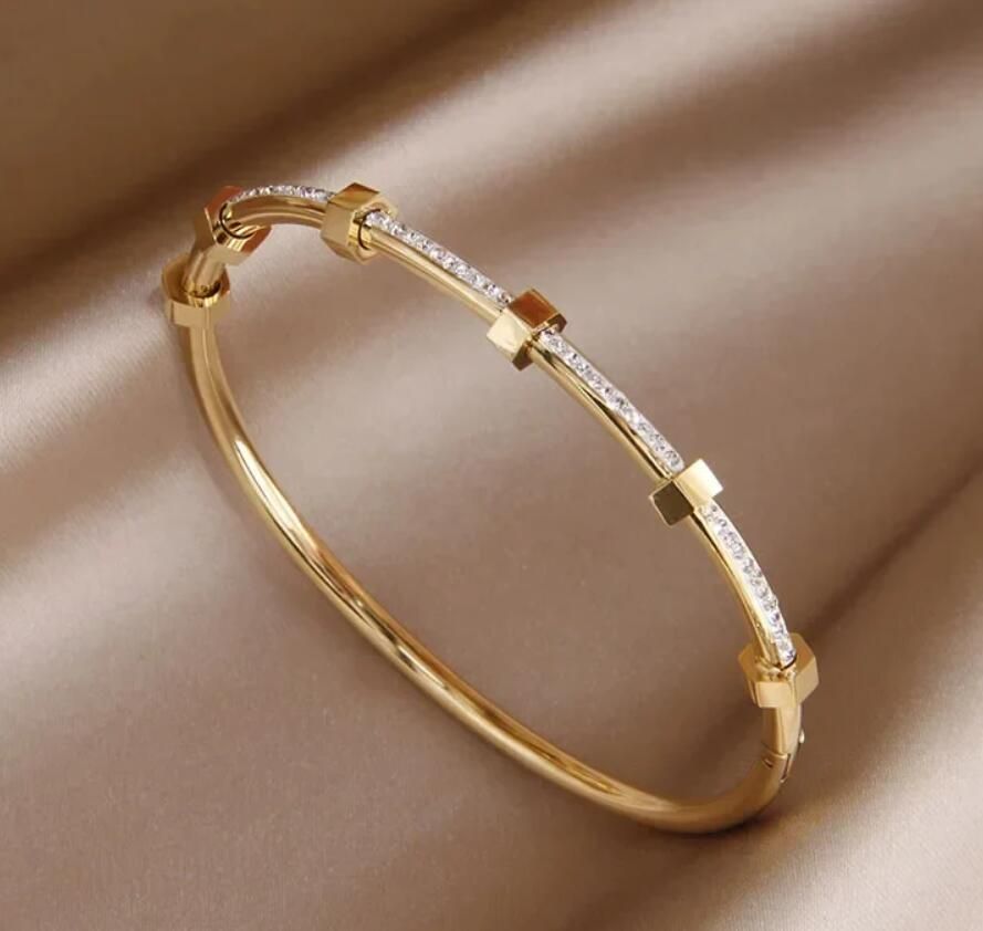 Beautiful Gold Bracelet with Unique Style