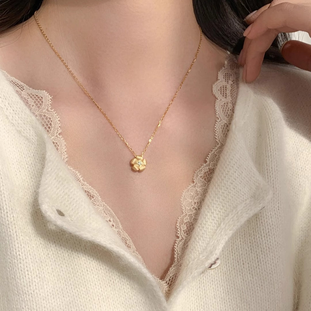 Beautiful Gold Necklace with Unique Style