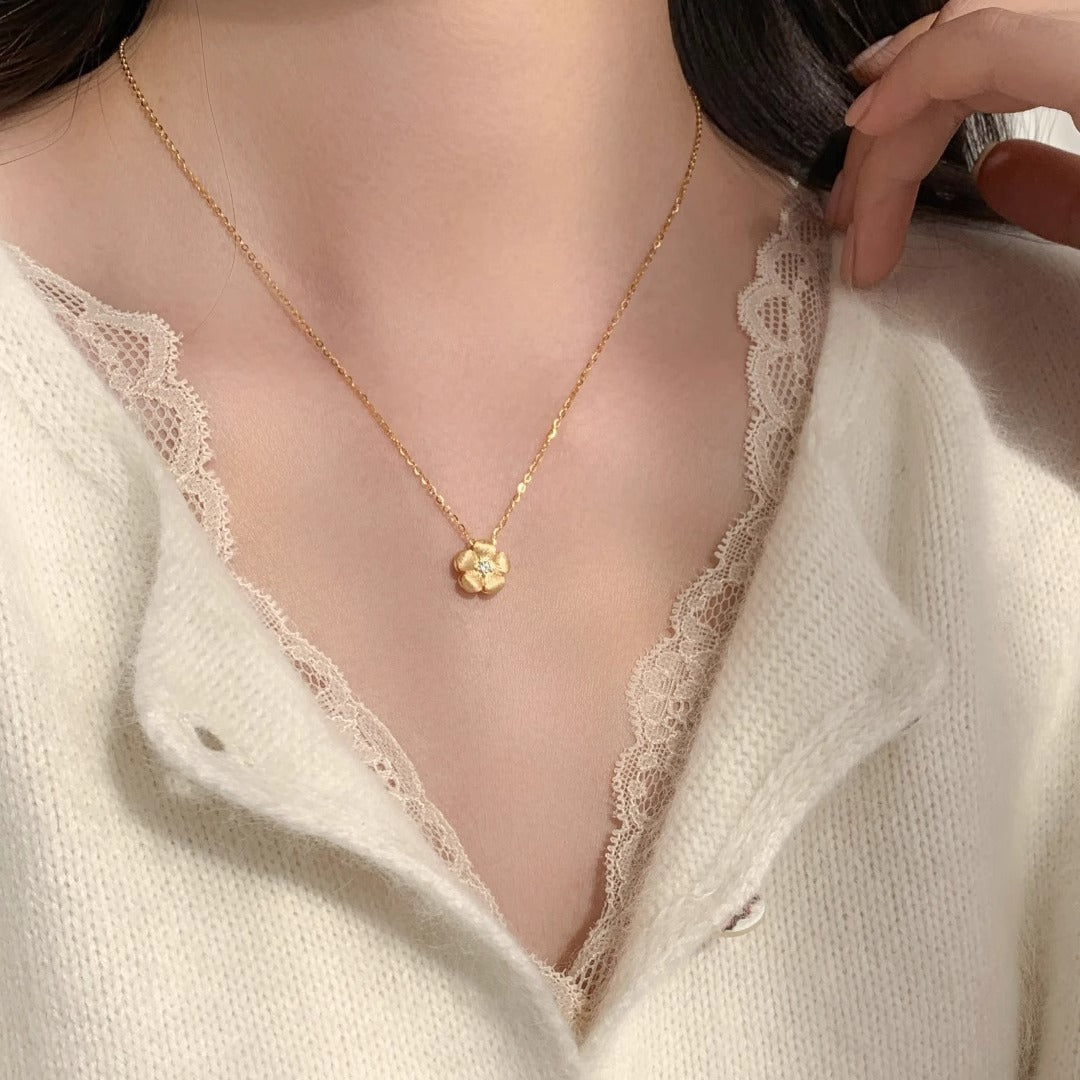 Beautiful Gold Necklace with Unique Style