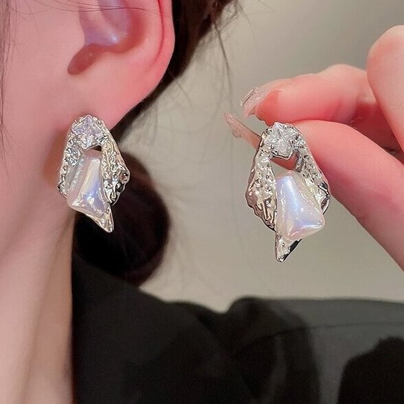 Beautiful Pearl Earring with Unique Style