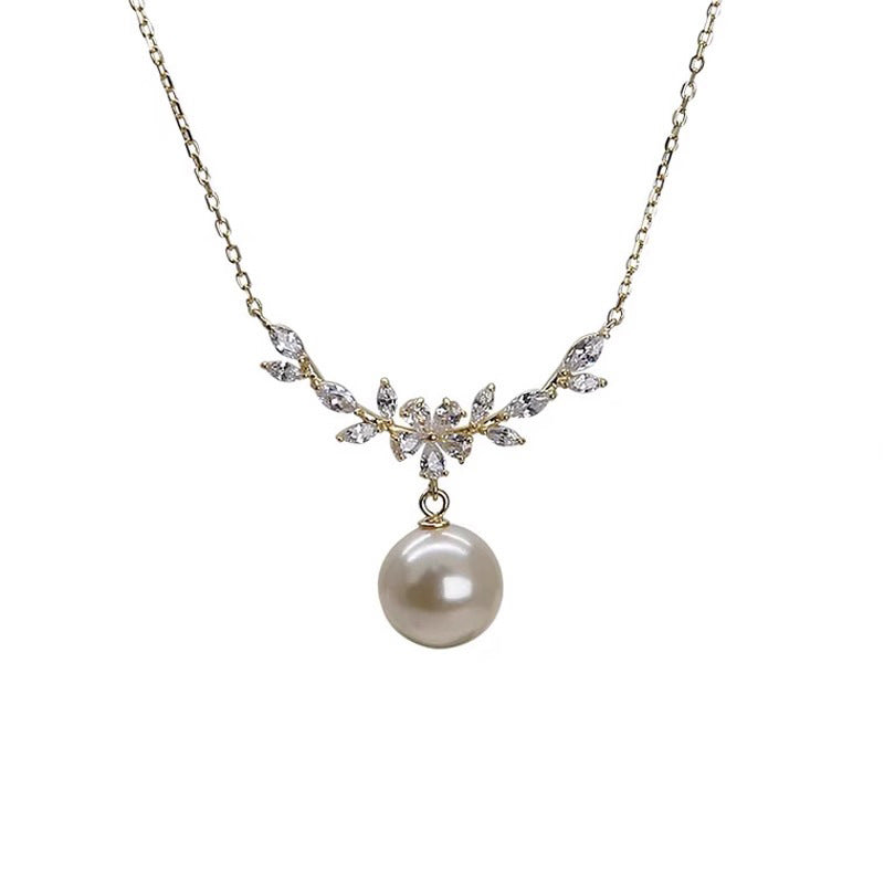 A Beautiful Pearl Necklace with Unique Style