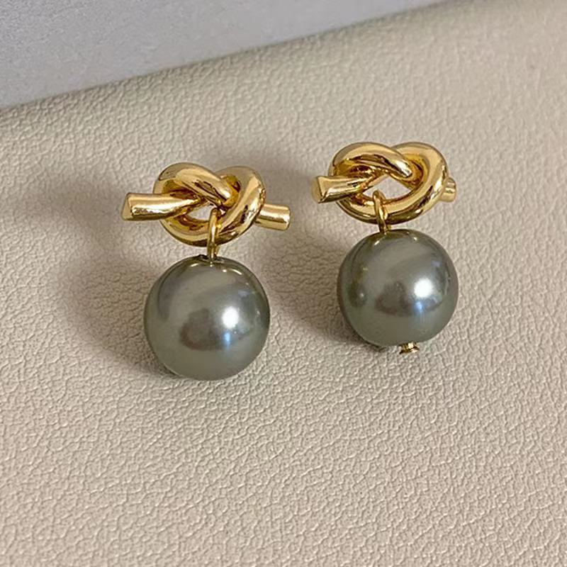 Charming Pearl Earring for Any Occasion