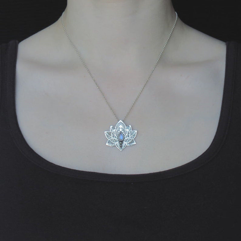 Classic Silver Necklace with Timeless Appeal