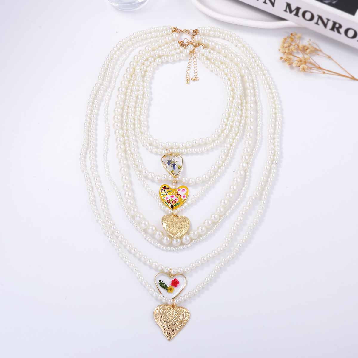 A Beautiful Pearl Necklace with Unique Style