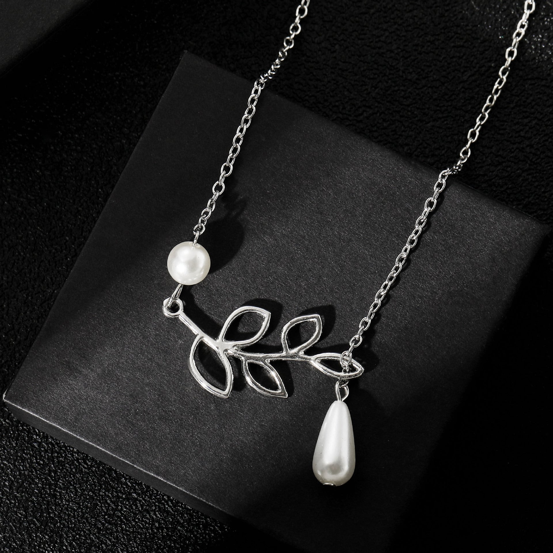 Beautiful Pearl Necklace with Unique Style