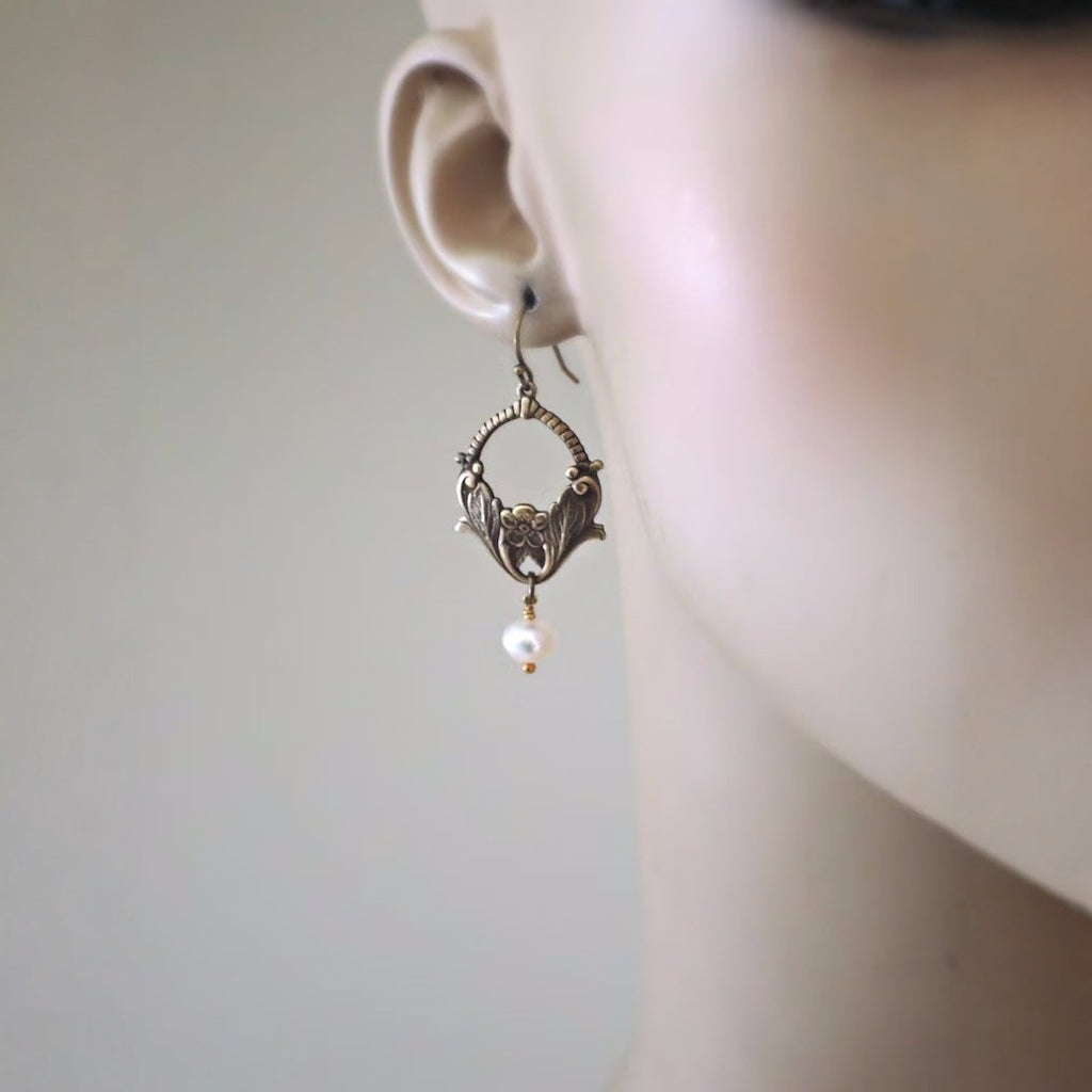 A Beautiful Pearl Earring with Unique Style