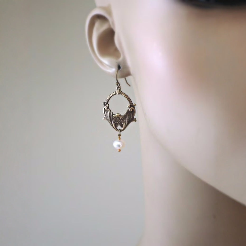A Beautiful Pearl Earring with Unique Style