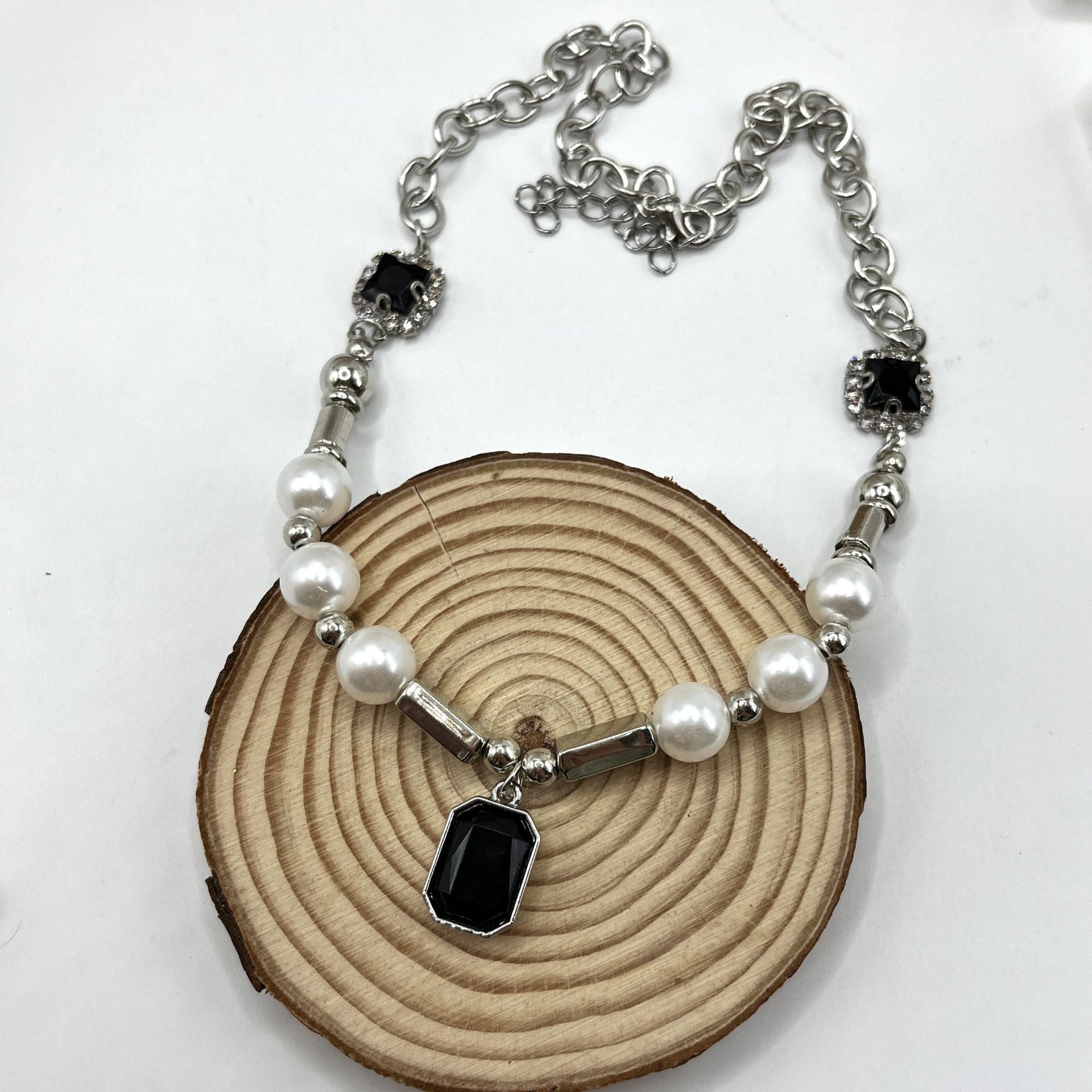 Beautiful Pearl Necklace with Unique Style