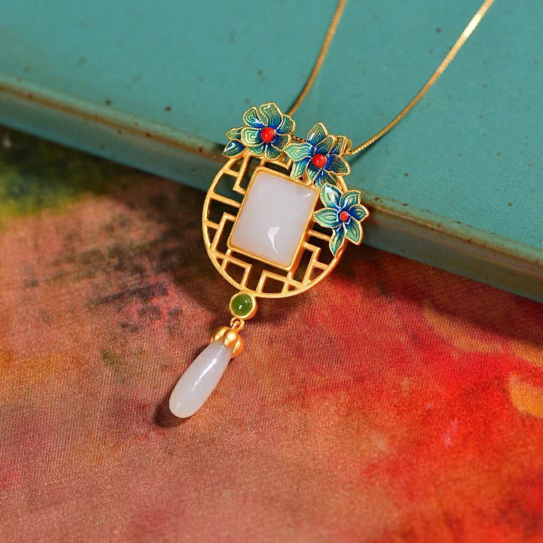 Beautiful Gold Necklace with Unique Style