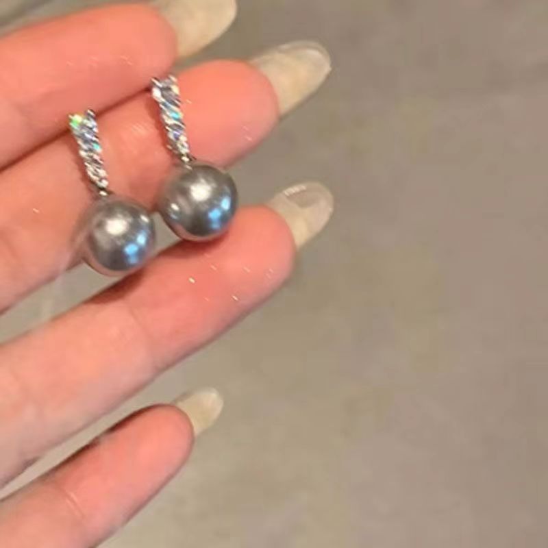 Beautiful Pearl Earring with Unique Style