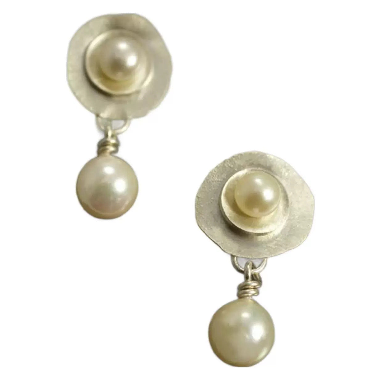 A Beautiful Pearl Earring with Unique Style