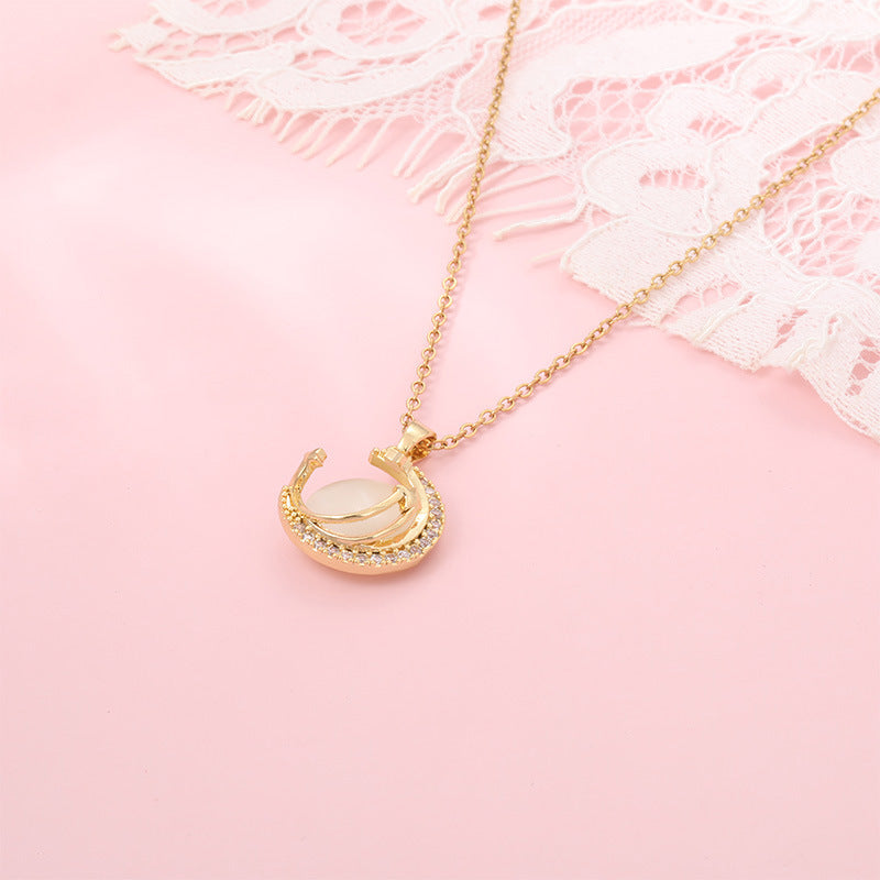 Beautiful Gold Necklace with Unique Style