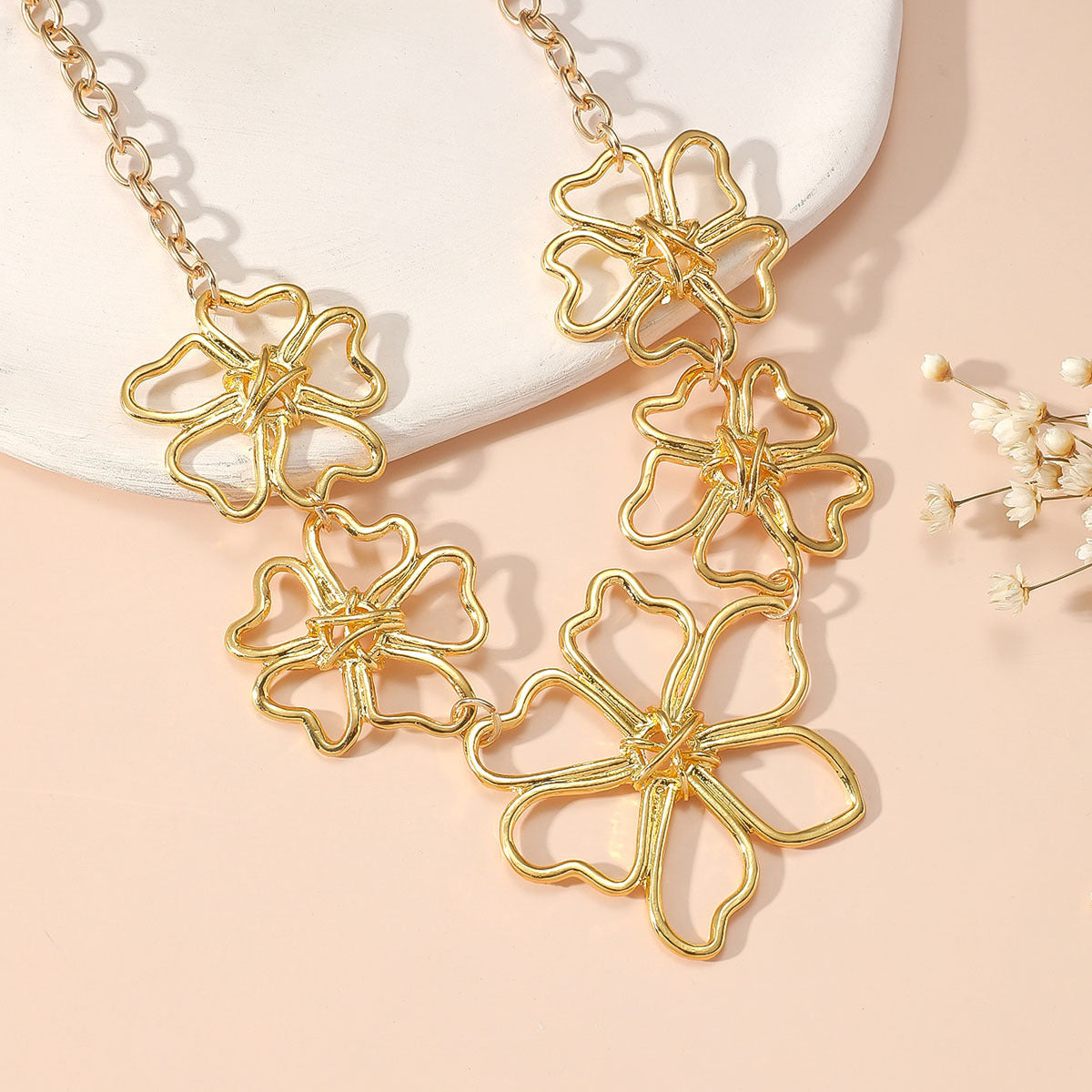 Beautiful Gold Necklace with Unique Style