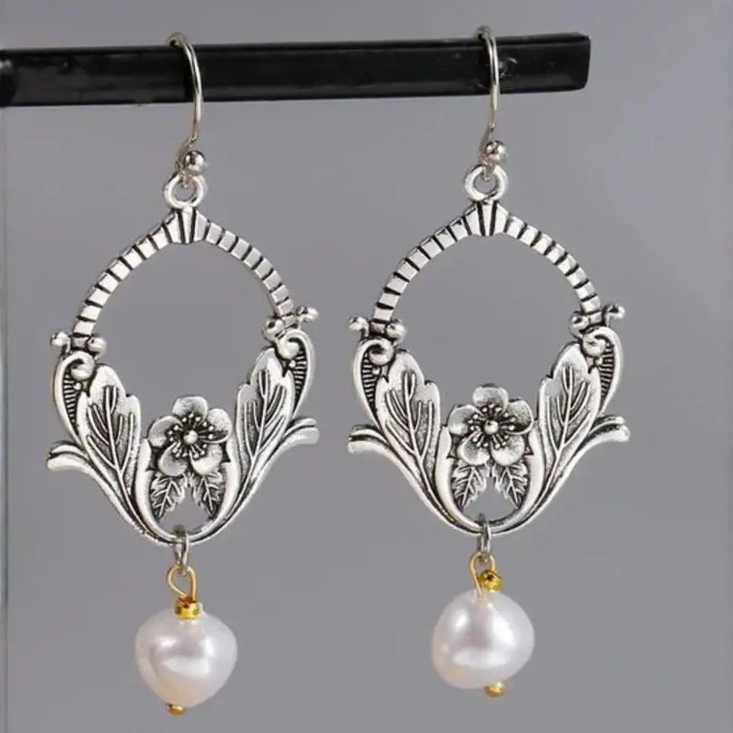 A Beautiful Pearl Earring with Unique Style