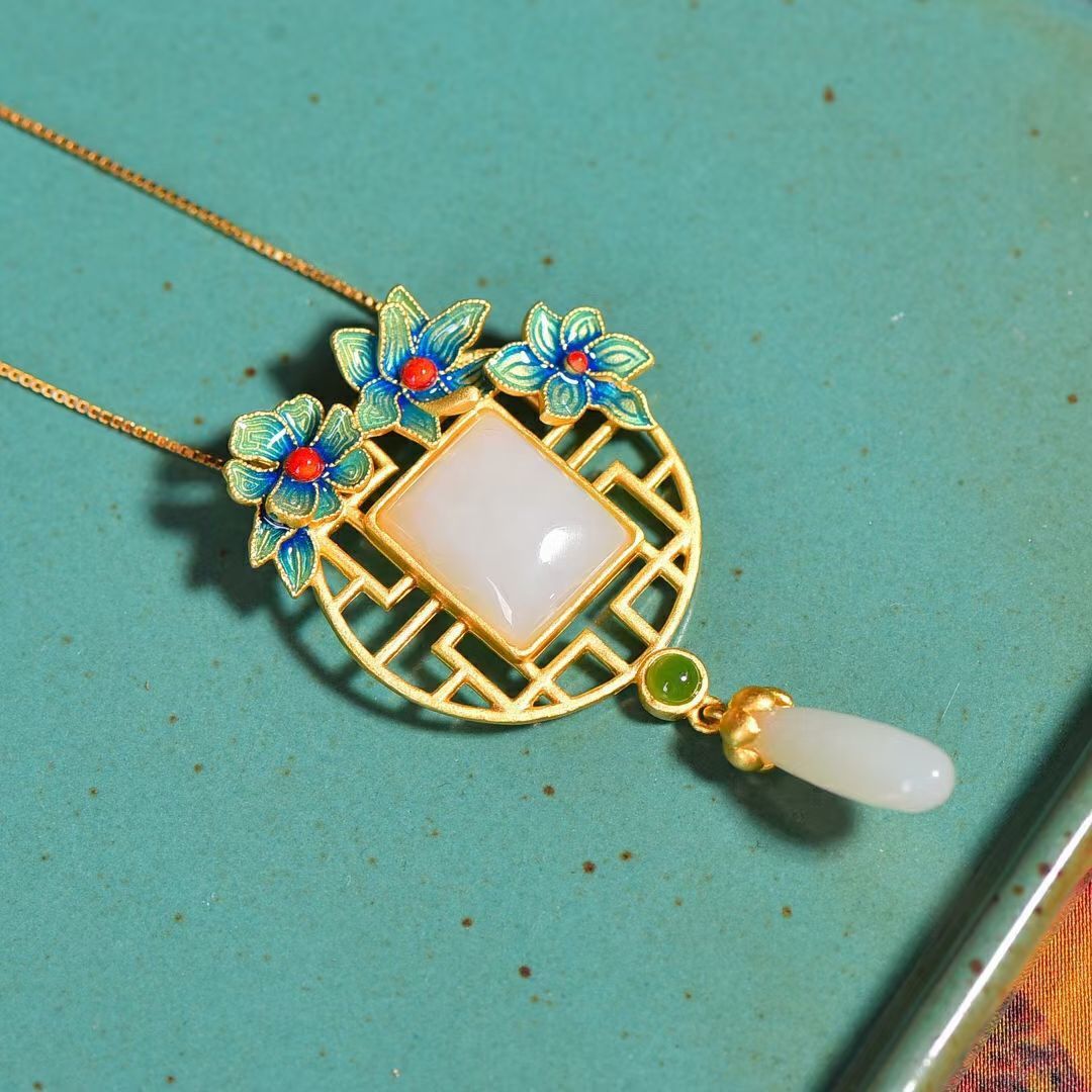 Beautiful Gold Necklace with Unique Style