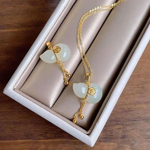 Beautiful Gold Necklace with Unique Style