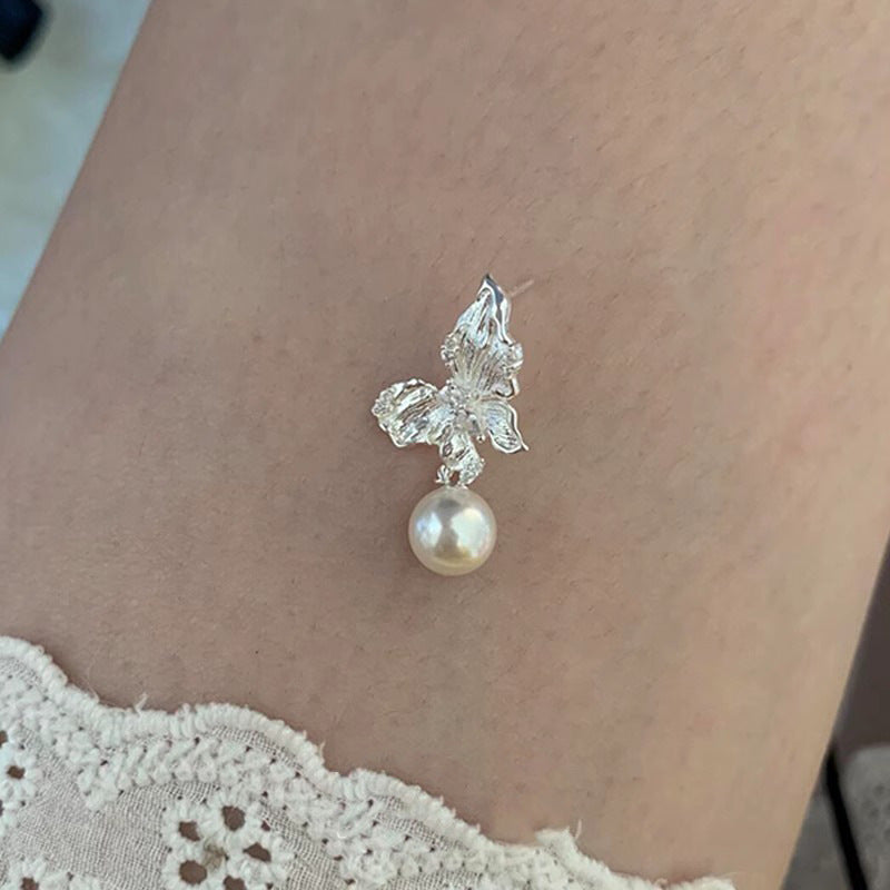 Beautiful Pearl Earring with Unique Style