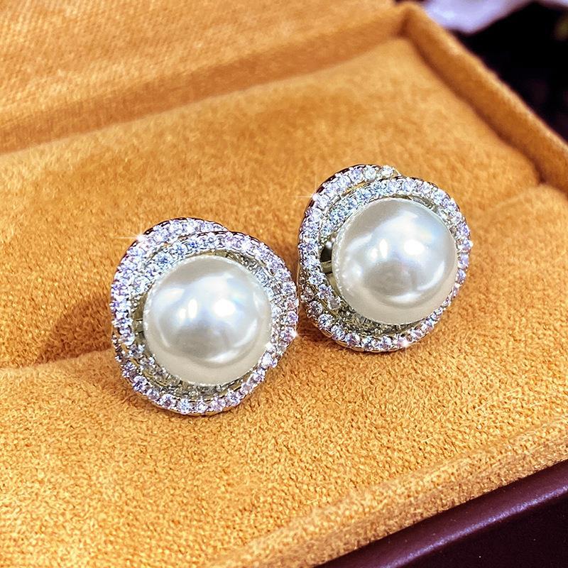 Charming Pearl Earring for Any Occasion