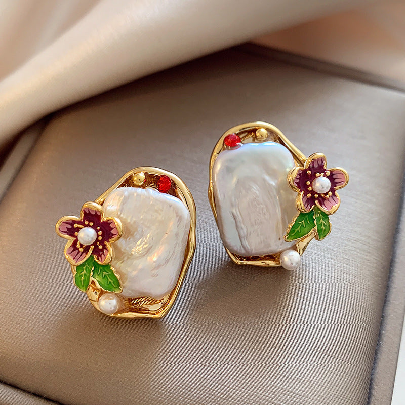 A Beautiful Pearl Earring with Unique Style