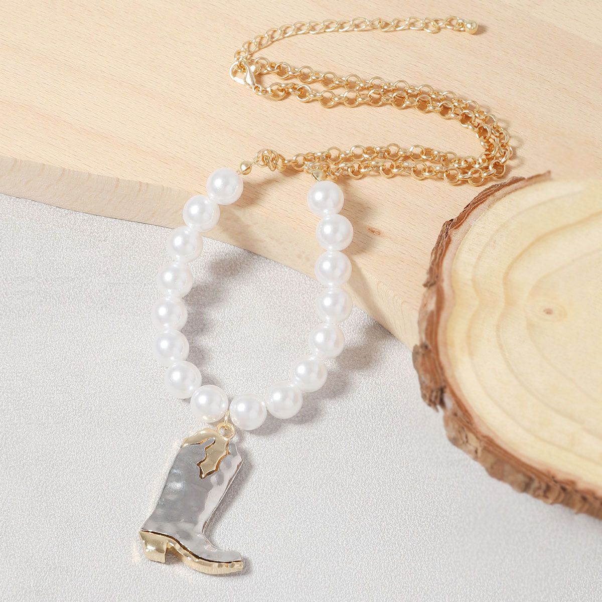 Beautiful Pearl Necklace with Unique Style