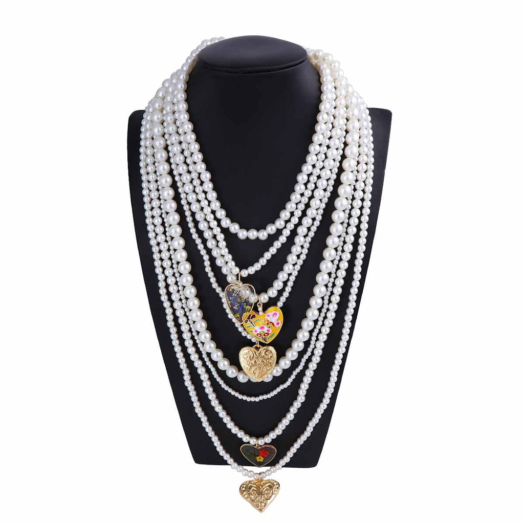 A Beautiful Pearl Necklace with Unique Style