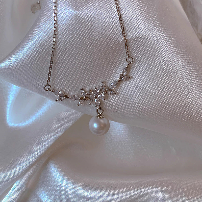 A Beautiful Pearl Necklace with Unique Style