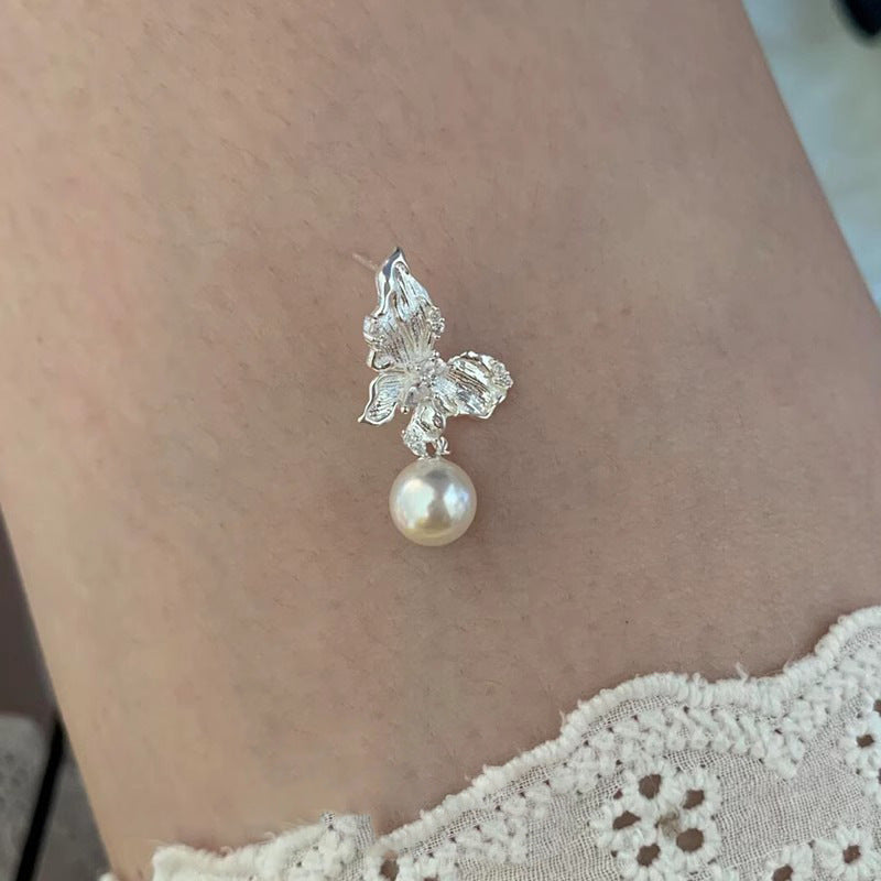 Beautiful Pearl Earring with Unique Style
