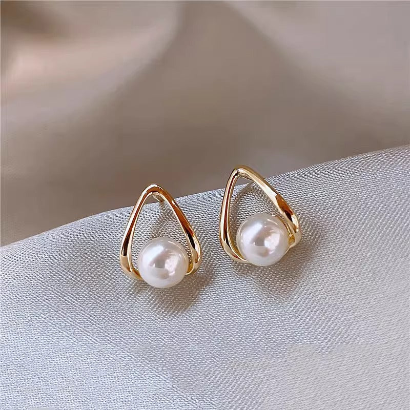 A Beautiful Pearl Earring with Unique Style