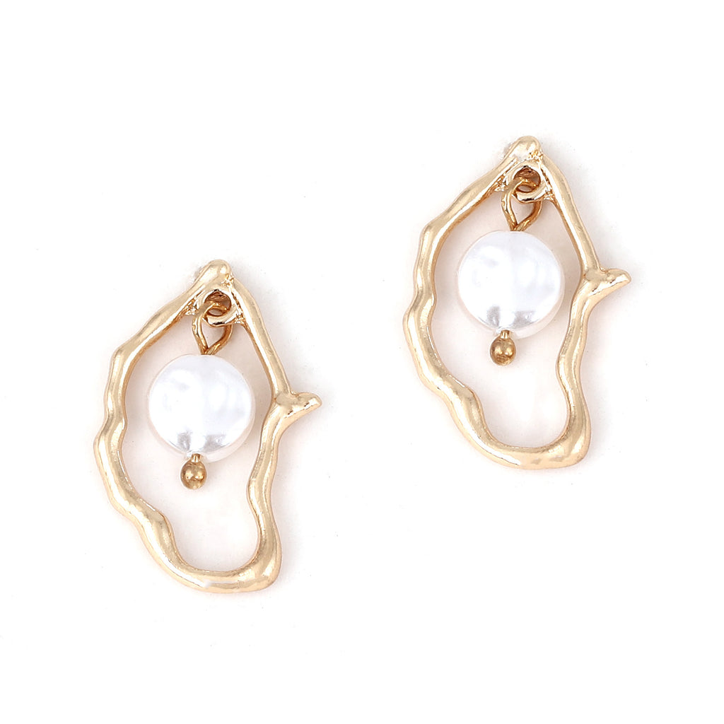 Charming Pearl Earring for Any Occasion