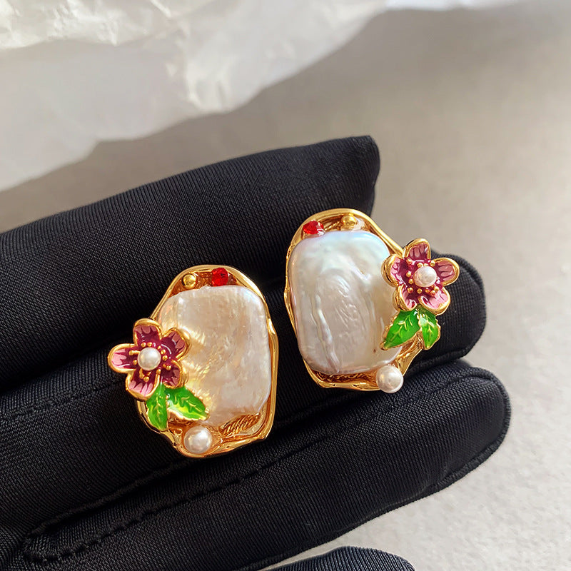 A Beautiful Pearl Earring with Unique Style