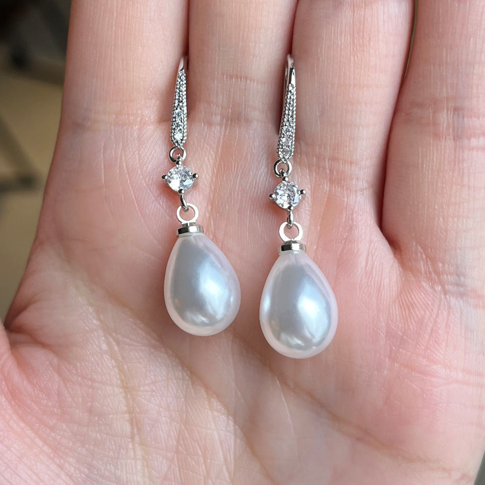 A Charming Pearl Earring for Any Occasion