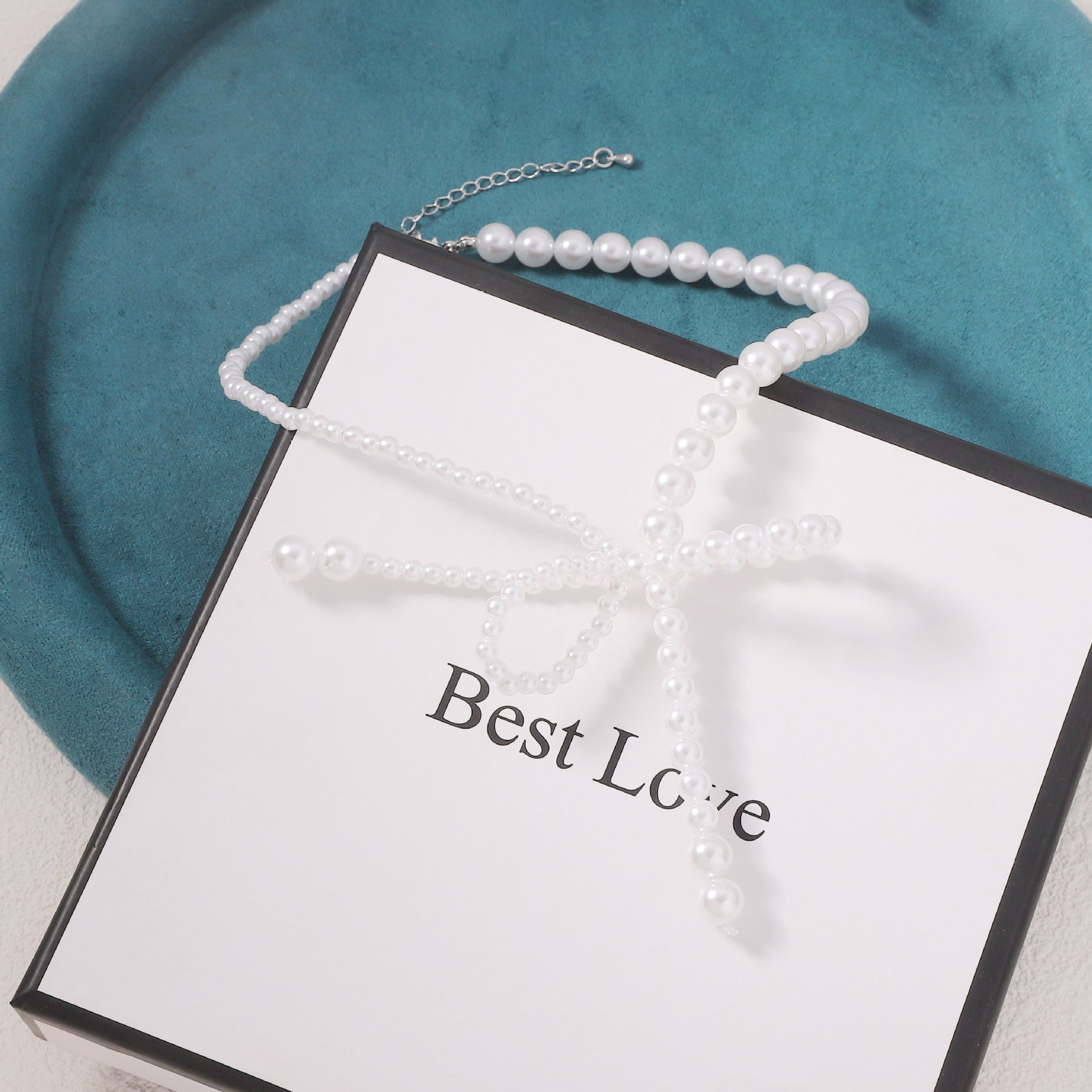 Beautiful Pearl Necklace with Unique Style