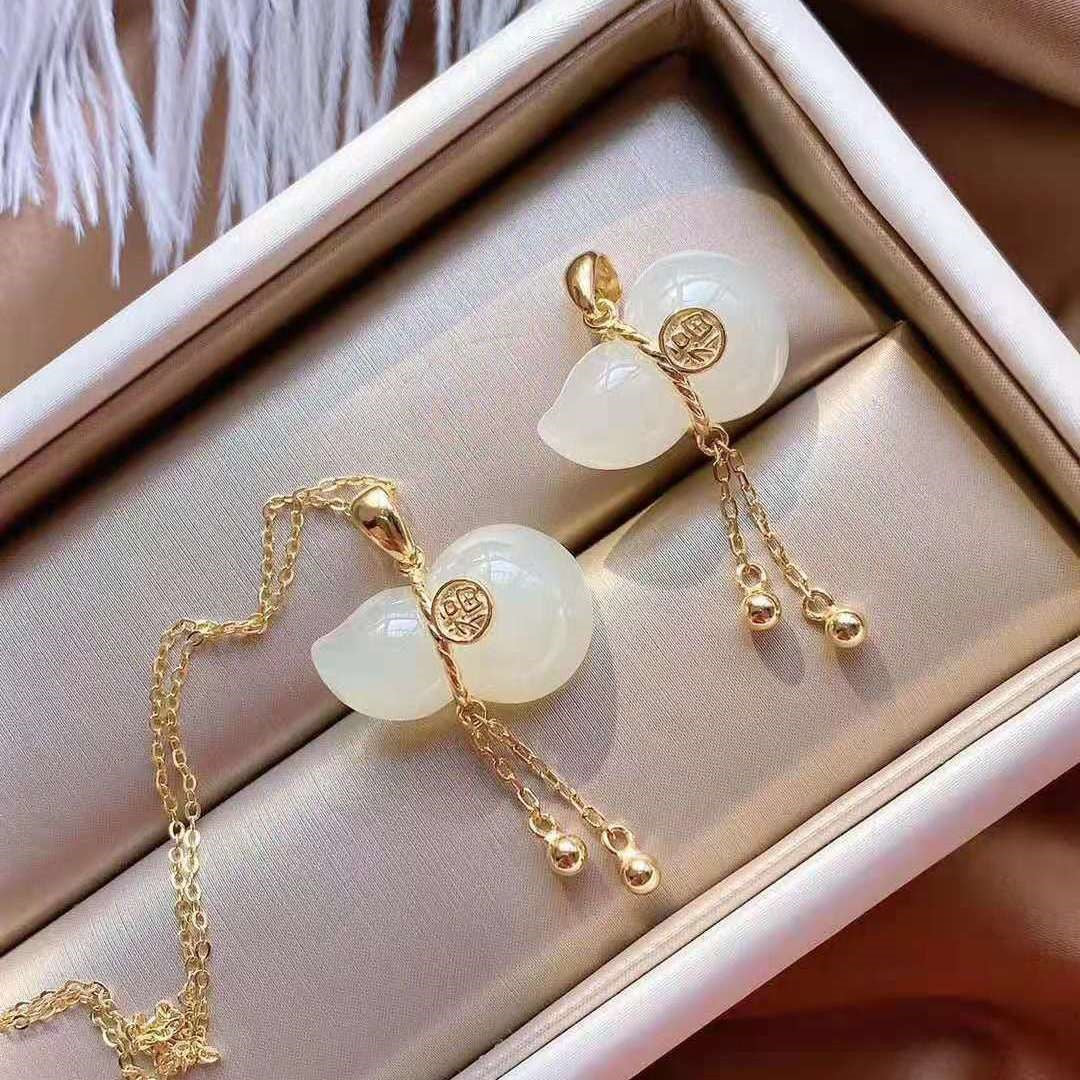 Beautiful Gold Necklace with Unique Style