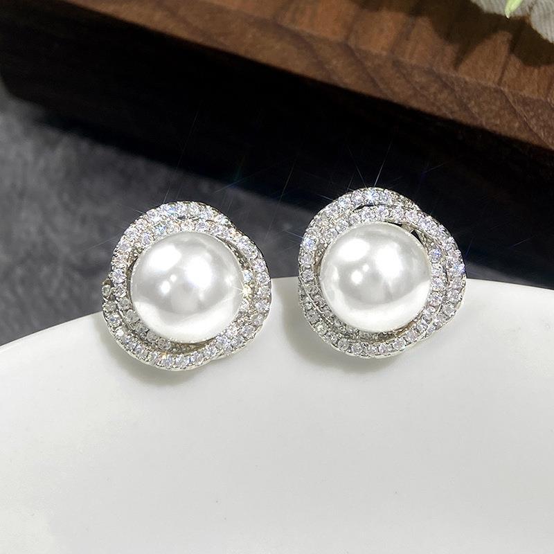 Charming Pearl Earring for Any Occasion