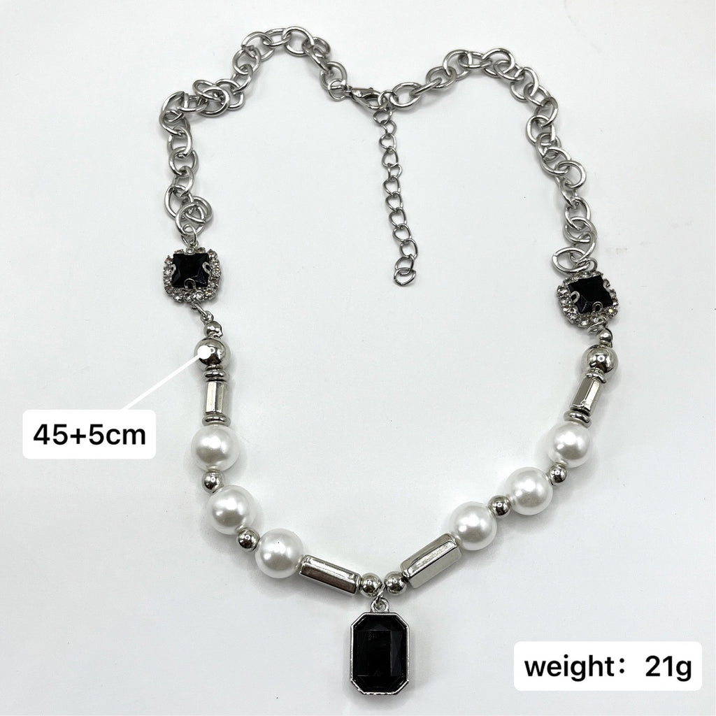 Beautiful Pearl Necklace with Unique Style