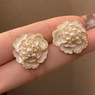 Beautiful Pearl Earring with Unique Style