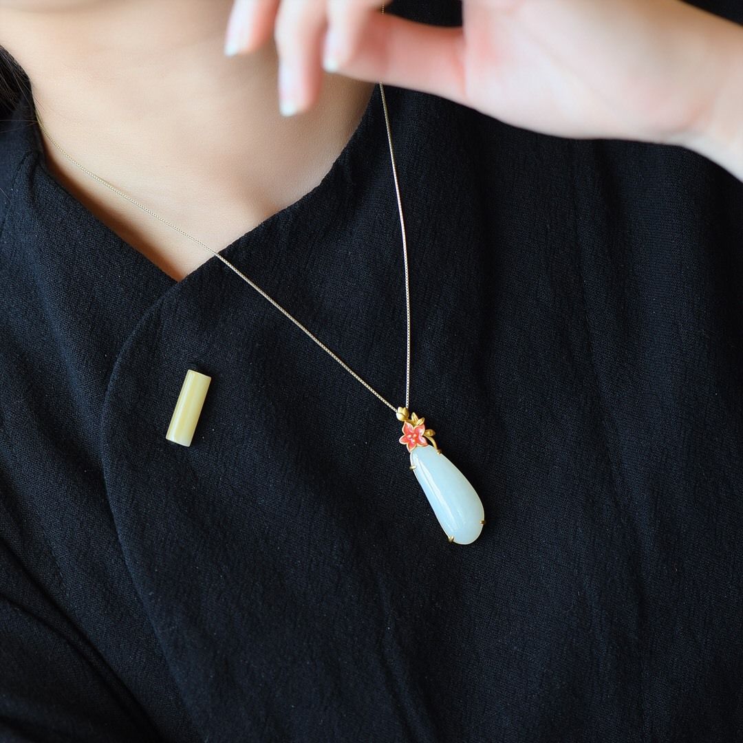 Beautiful Gold Necklace with Unique Style