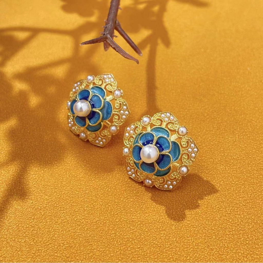 Vintage Handmade Gold Earring